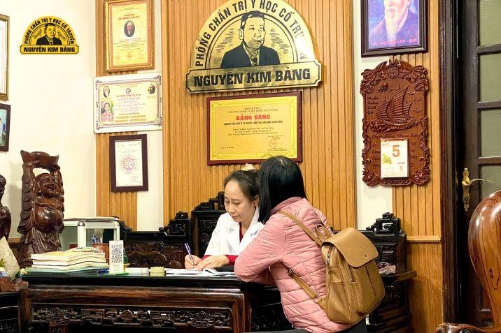 Buồng trứng đa nang có những triệu chứng thường gặp nào?